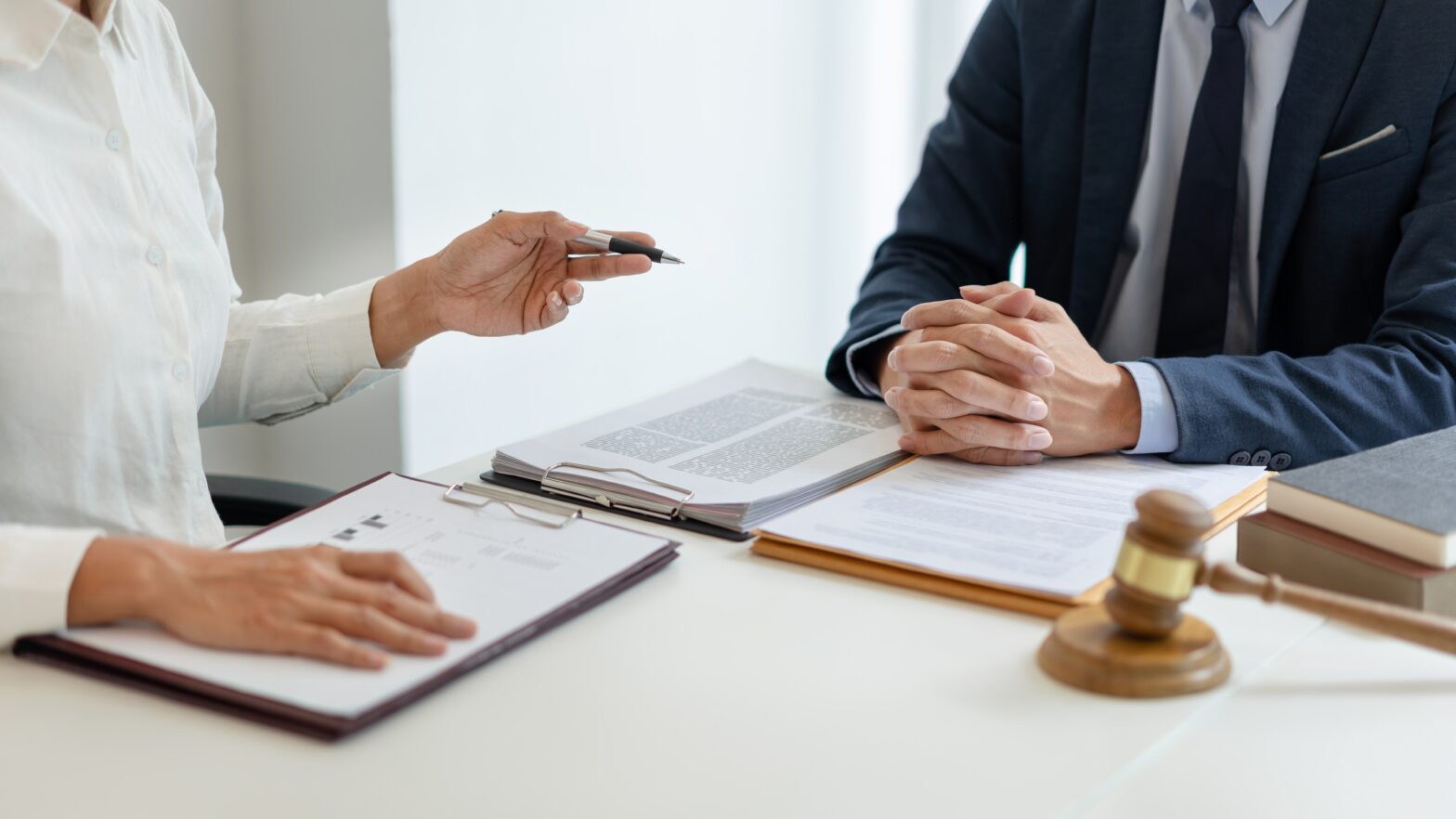 Choosing the Right Corporate Lawyer for Your Business in Saudi Arabia